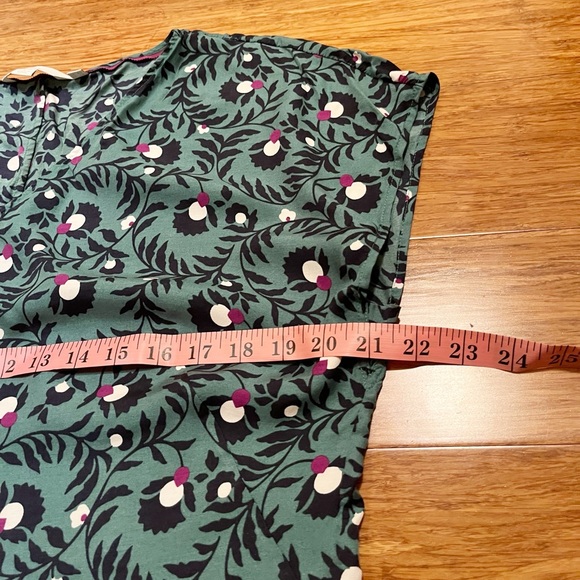 Boden Silk & Viscose Short sleeve Floral Patterned Teal Green & Black Top. 12 - Picture 8 of 14